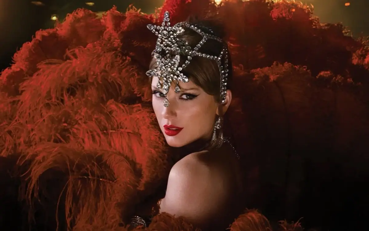 تايلور سويفت تتصدر قائمة Billboard Hot 100 للأسبوع الثاني بأغنية “The Fate of Ophelia”