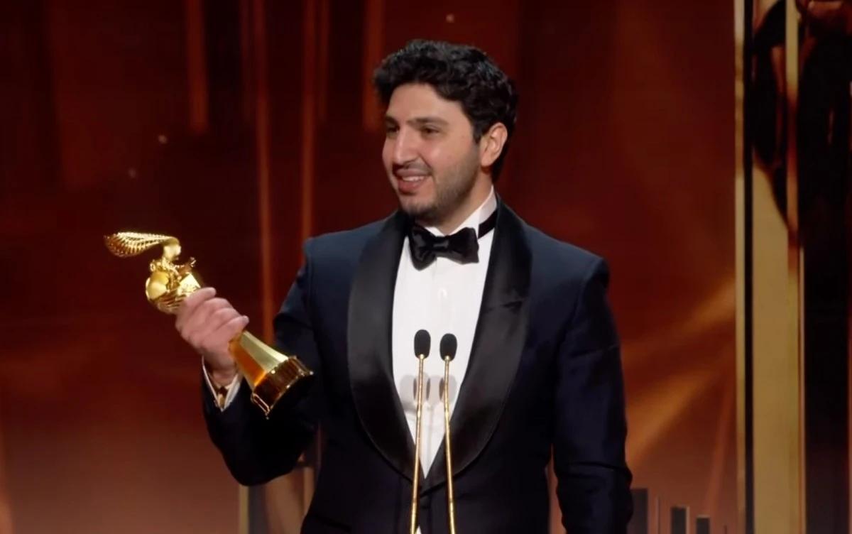 محمد فضل شاكر يحصد جائزة الوجه الجديد المفضل في جوي أواردز ويهديها لوالده