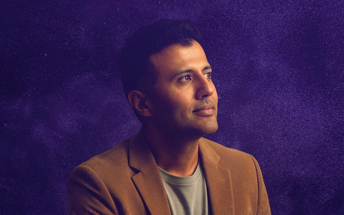 دموع الفرح في Joy Awards.. حمزة نمرة يتأثر بتكريم أستاذه