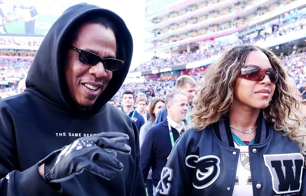 جاي زي برفقة ابنتيه بلو آيفي ورومي بين حضور عرض السوبر بول 2026