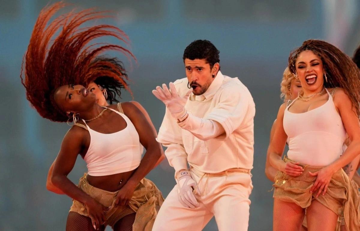 باد باني يشعل عرض السوبر بول بمشاركة ليدي غاغا وريكي مارتن وآخرين