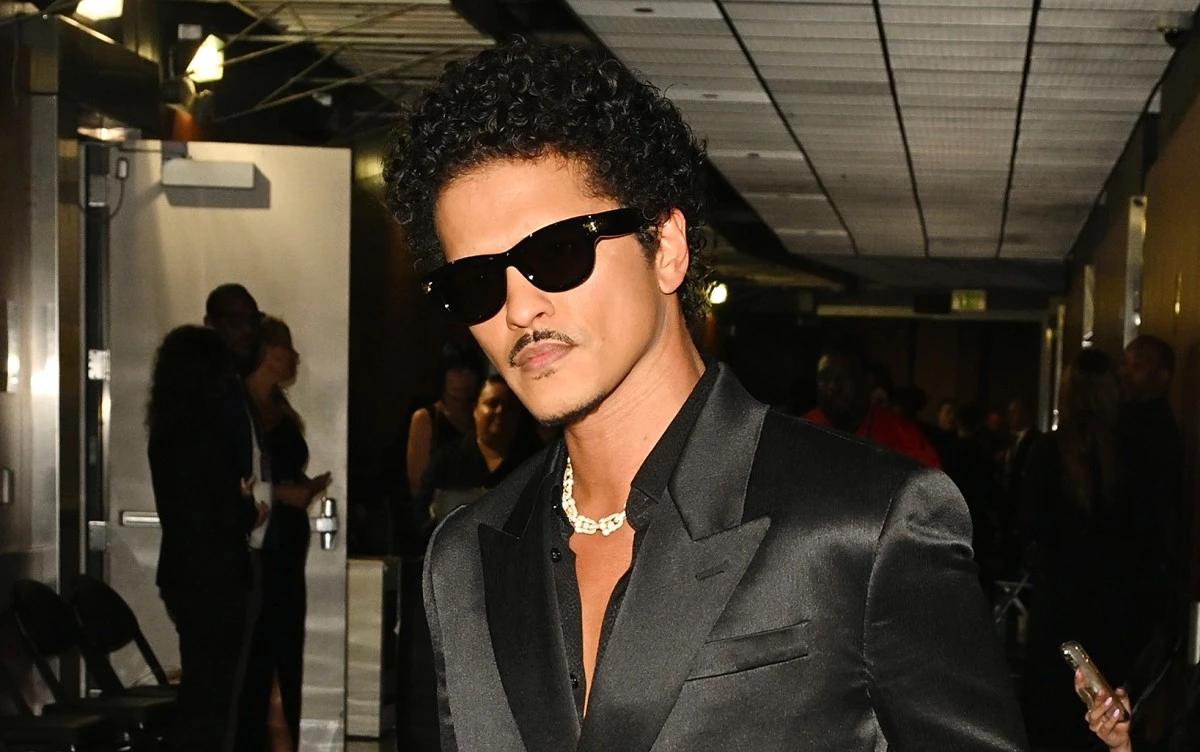 برونو مارس.. طبيب الحب في ألبومه الجديد ‘The Romantic’