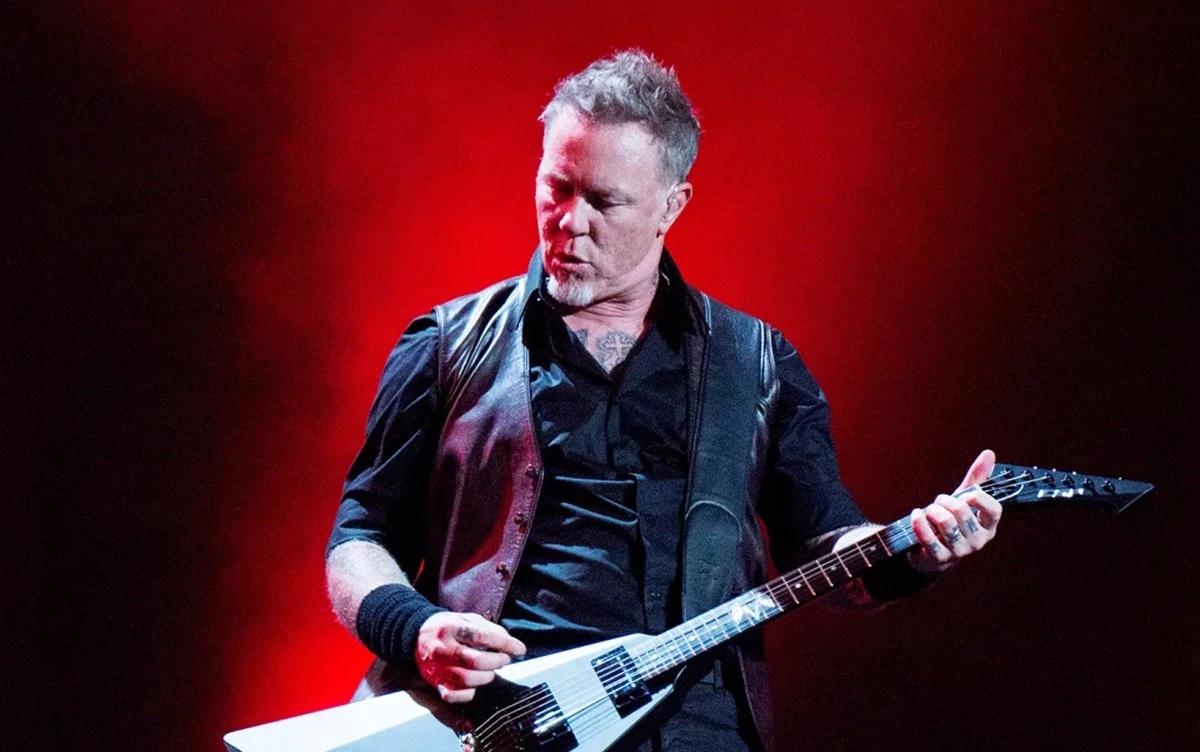 جيمس هيتفيلد يتقدم لخطبة حبيبته تحت الماء.. وميتاليكا تواصل جولتها العالمية