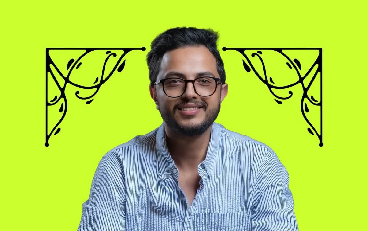 بندر عبد العزيز يغني تترًا من الذاكرة مع بيلبورد عربية