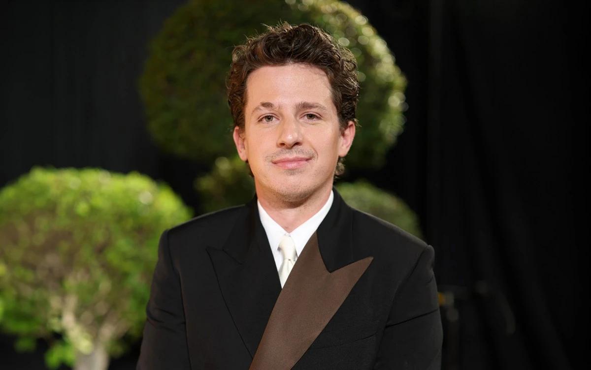 تشارلي بوث وزوجته يستقبلان طفلهما الأول