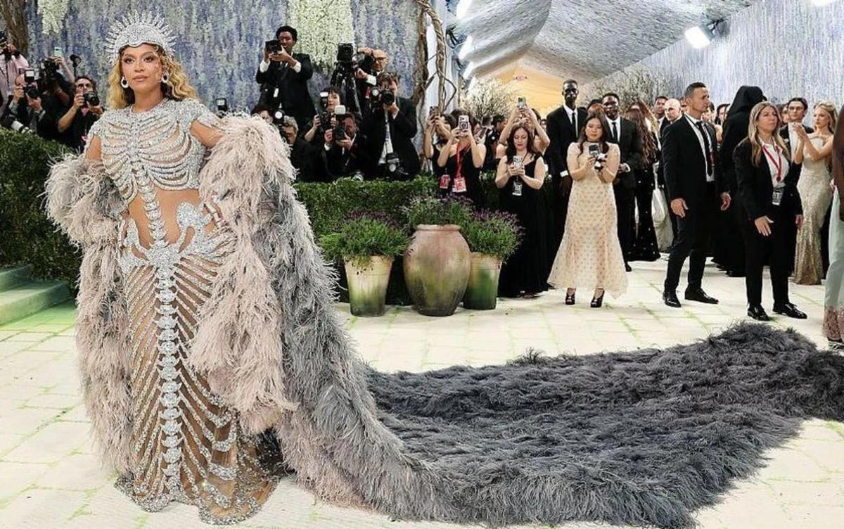 بيونسيه تخطف الأنظار في Met Gala 2026 بإطلالة استثنائية في أول ظهور لها منذ عقد