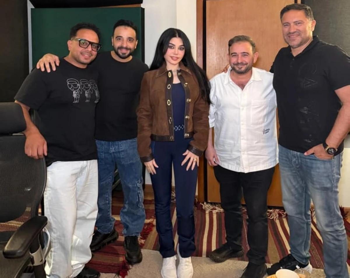 هيفاء وهبي مع مدير أعمالها وفريق العمل