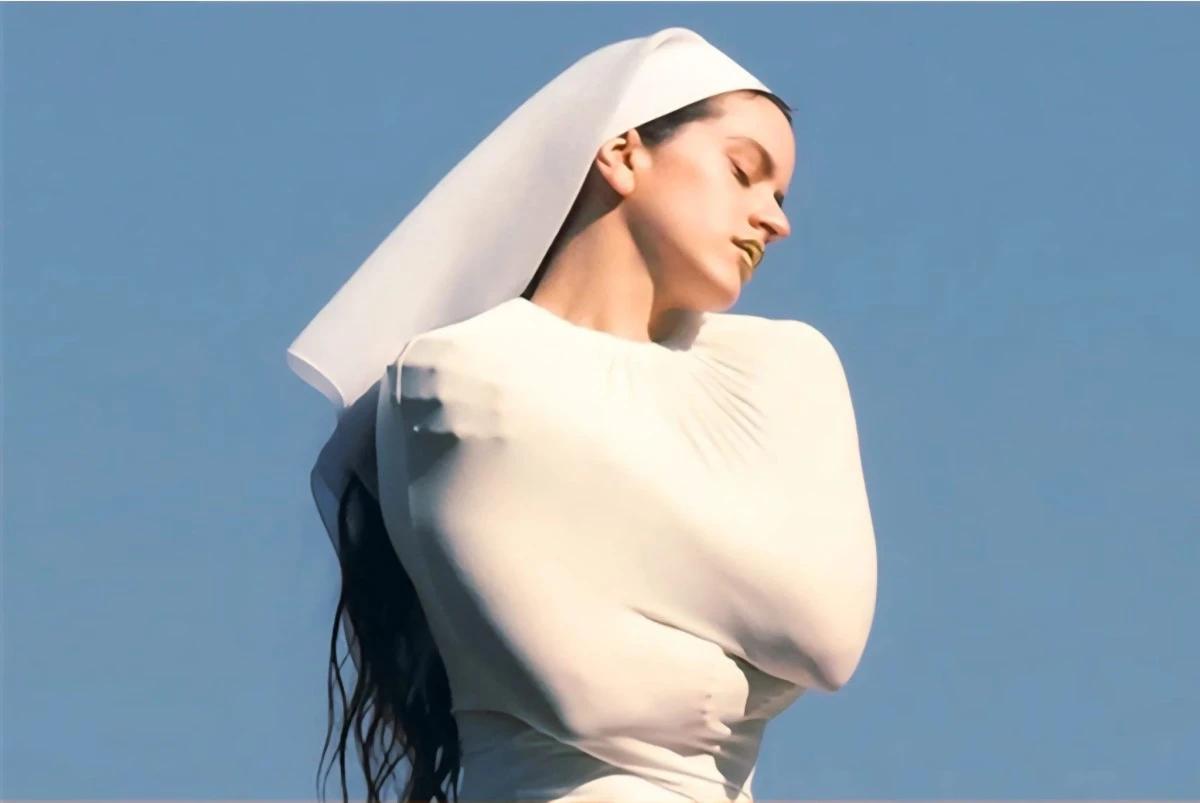 النجمة الإسبانية روزاليا تغني باللغة العربية في أغنيتها الجديدة "La Yugular"