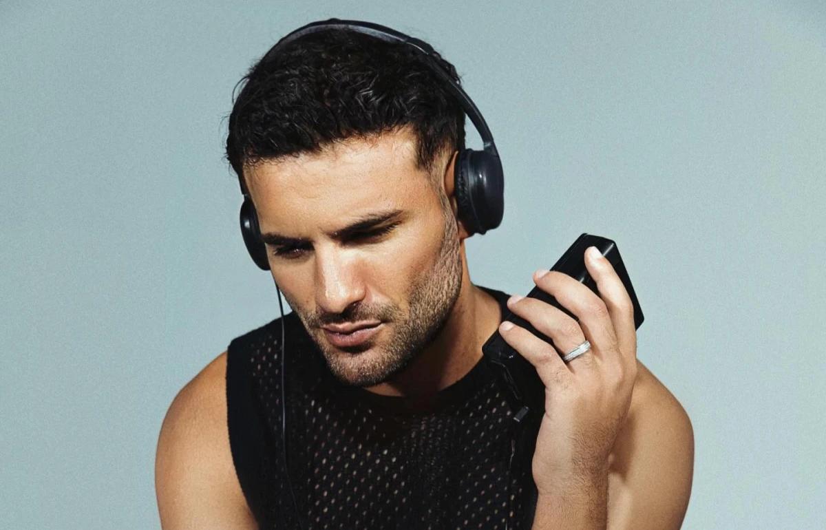 مسلم يصل نقابة المهن الموسيقية لإنهاء أزمته واستعادة حقه في الغناء