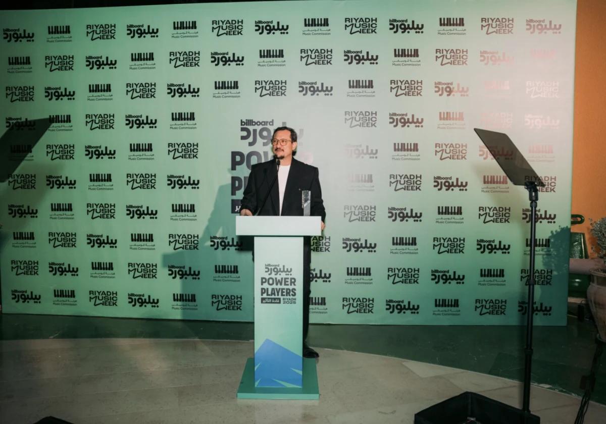 بول باسيفيكو مكرمًا بجائزة المساهمة المميزة خلال حفل إطلاق قائمة "Power Players - قادة التأثير"